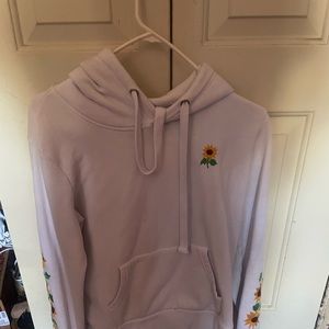 I’m selling a cuteee white sweater that has sun flowers on the side